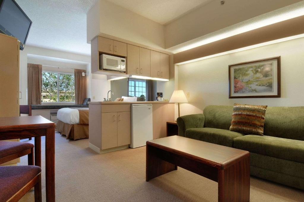 Microtel Inn & Suites by Wyndham Bloomington MSP Airport photo 4