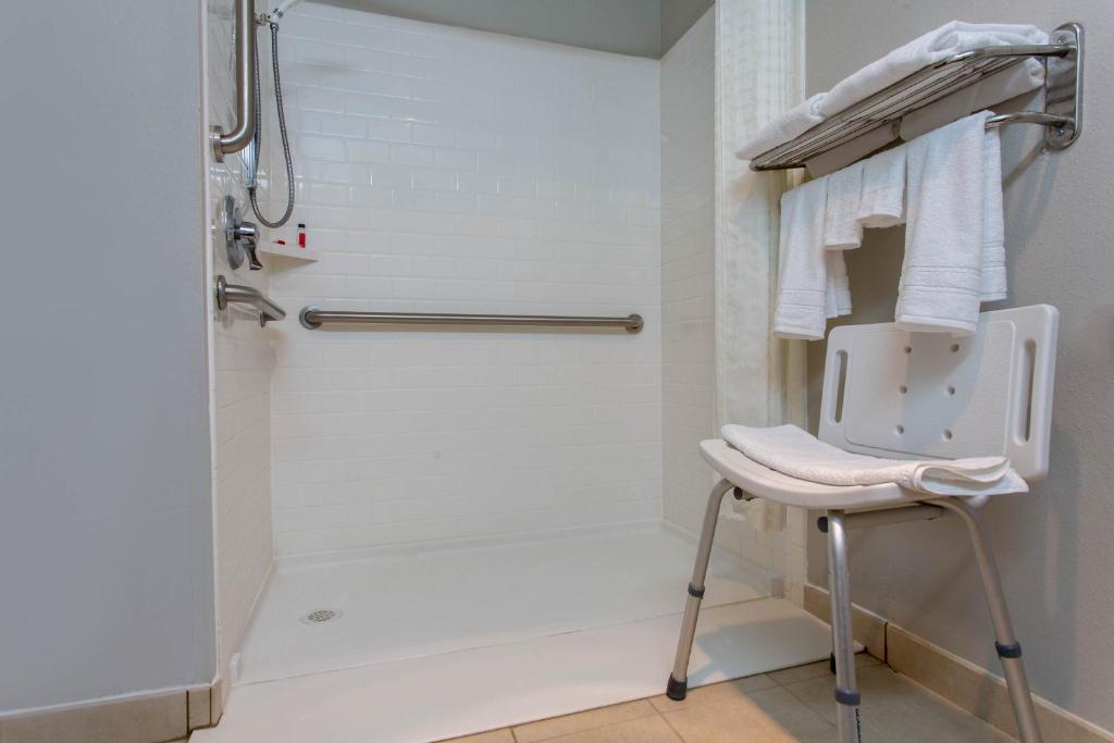 Microtel Inn & Suites by Wyndham Philadelphia Airport photo 3