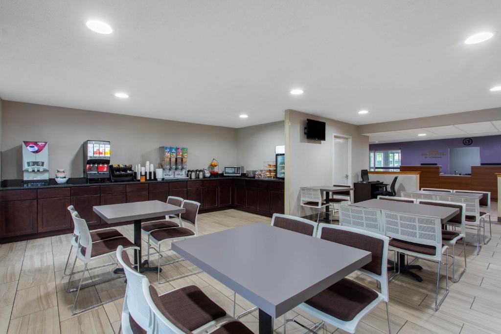 Microtel Inn & Suites by Wyndham Philadelphia Airport photo 4
