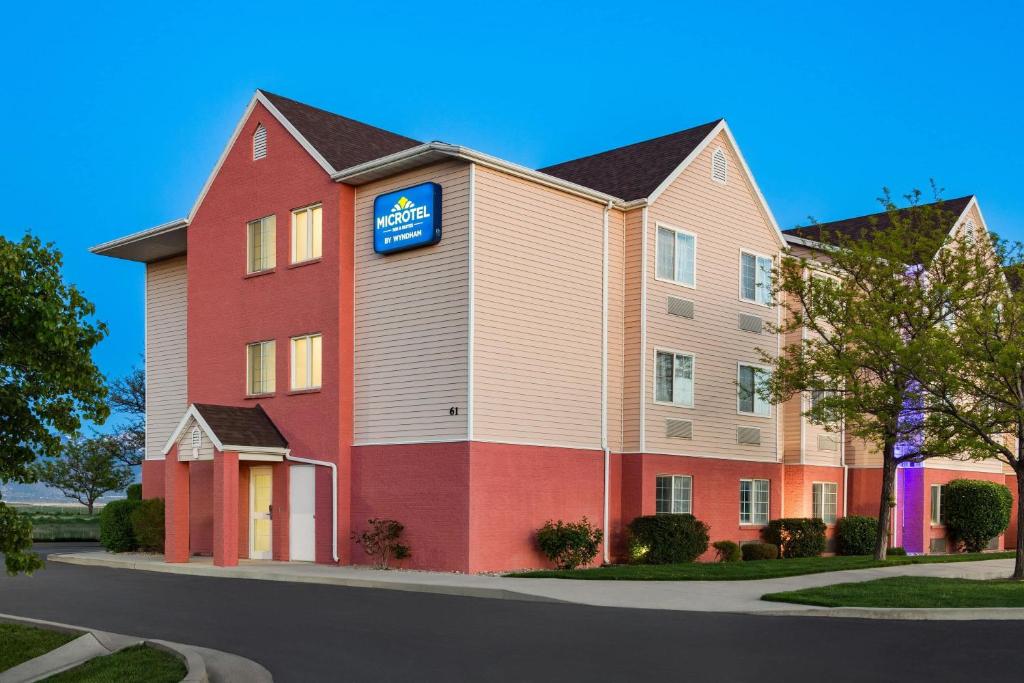 Microtel Inn & Suites by Wyndham Salt Lake City Airport photo 2
