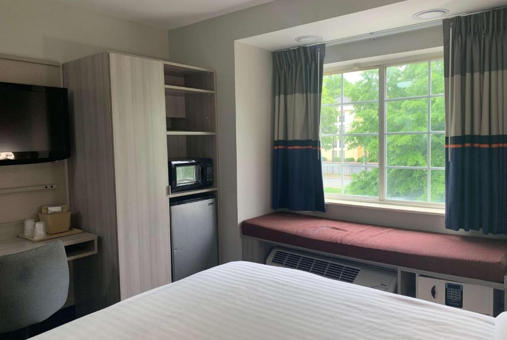 Microtel Inn by Wyndham Charlotte Airport photo 2