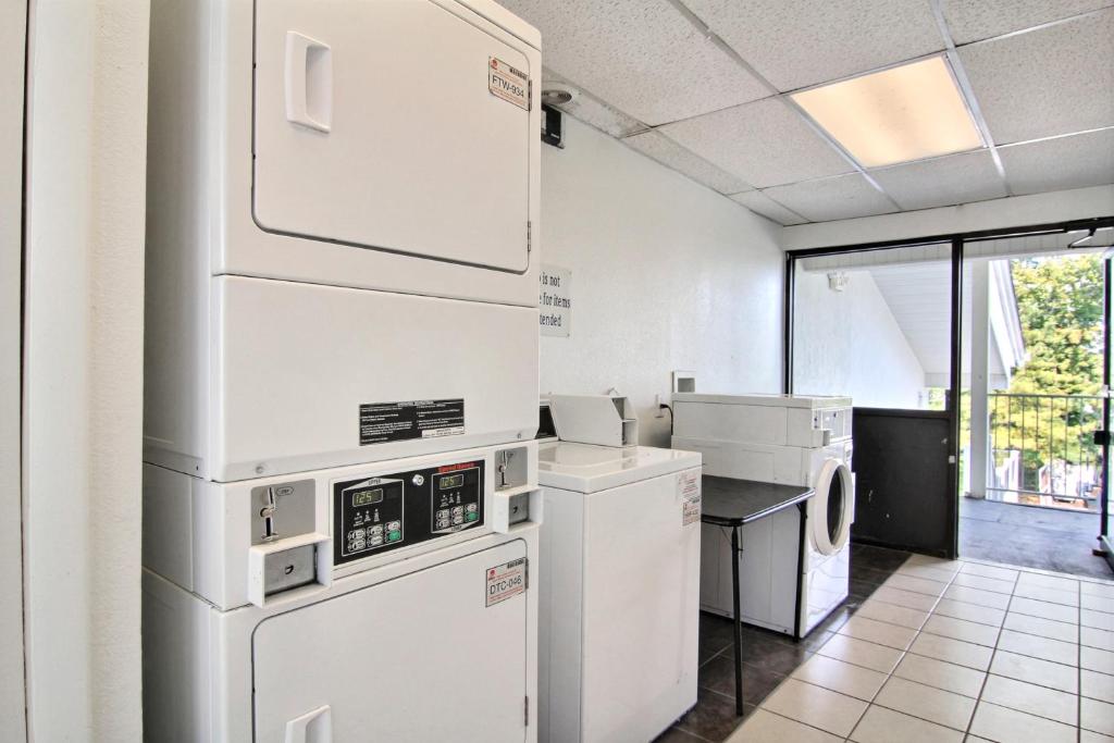 Motel 6-Middleburg Heights, OH - Cleveland photo 4