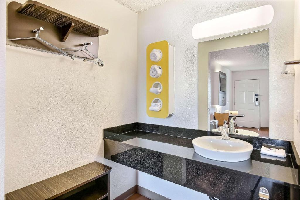 Motel 6-Oakland, CA - Embarcadero photo 3
