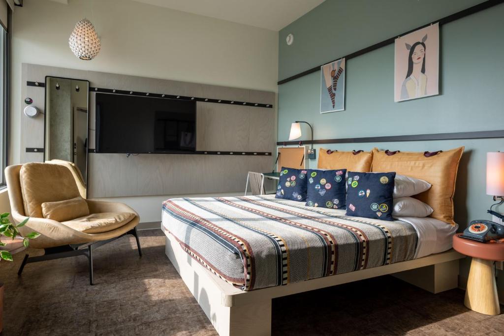 Moxy Portland Downtown photo 2