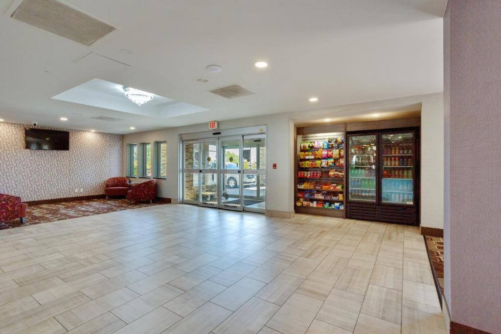 Orangewood Inn & Suites Kansas City Airport photo 4