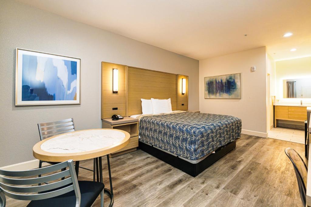Palace Inn IAH Houston Bush Intercontinental Airport photo 2