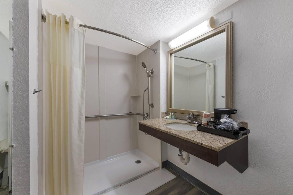 Quality Inn & Suites Airport photo 3
