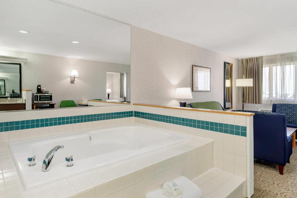 Quality Inn & Suites Denver Airport - Gateway Park photo 3