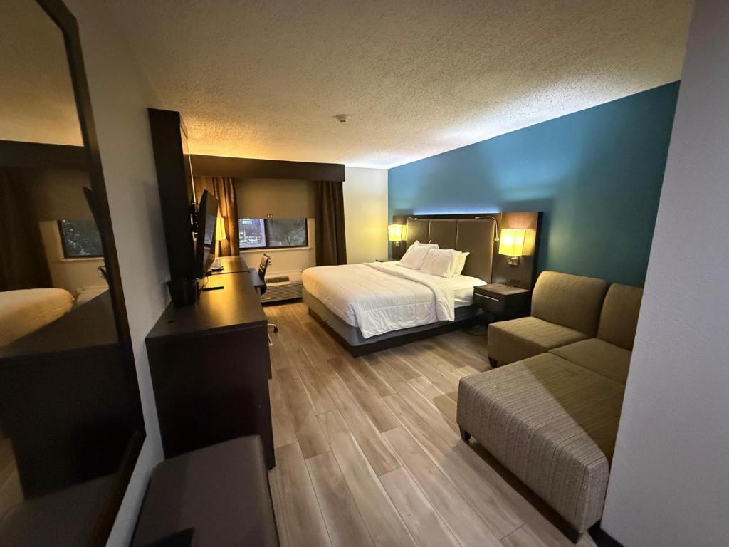 Quality Inn & Suites Detroit Metro Airport, photo 1