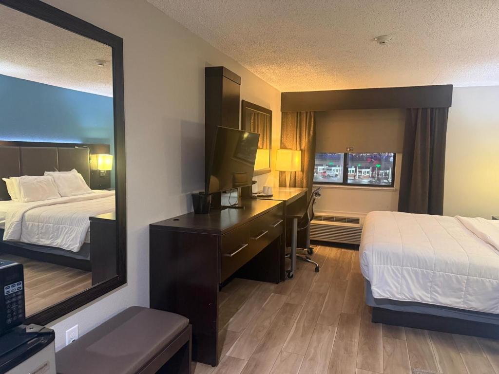 Quality Inn & Suites Detroit Metro Airport photo 2