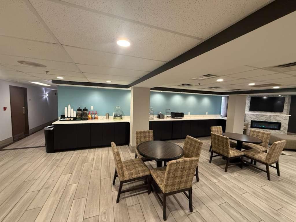 Quality Inn & Suites Detroit Metro Airport photo 4