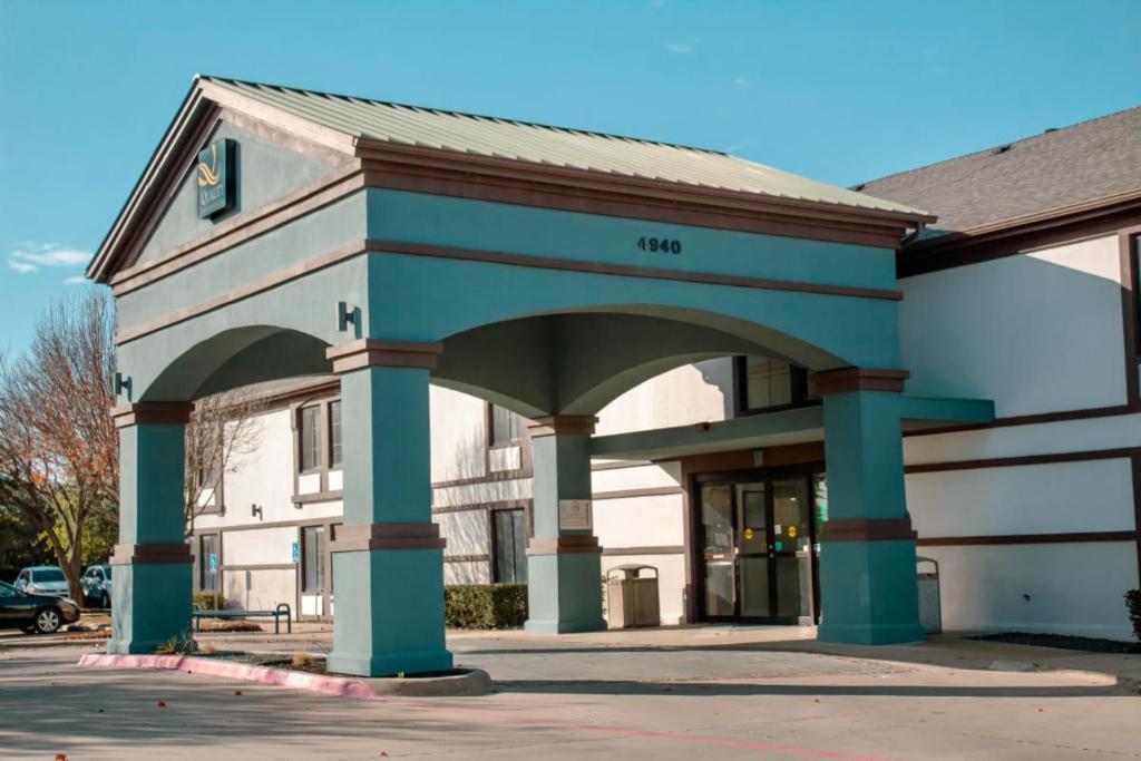 Quality Inn & Suites Irving DFW Airport South, photo 1