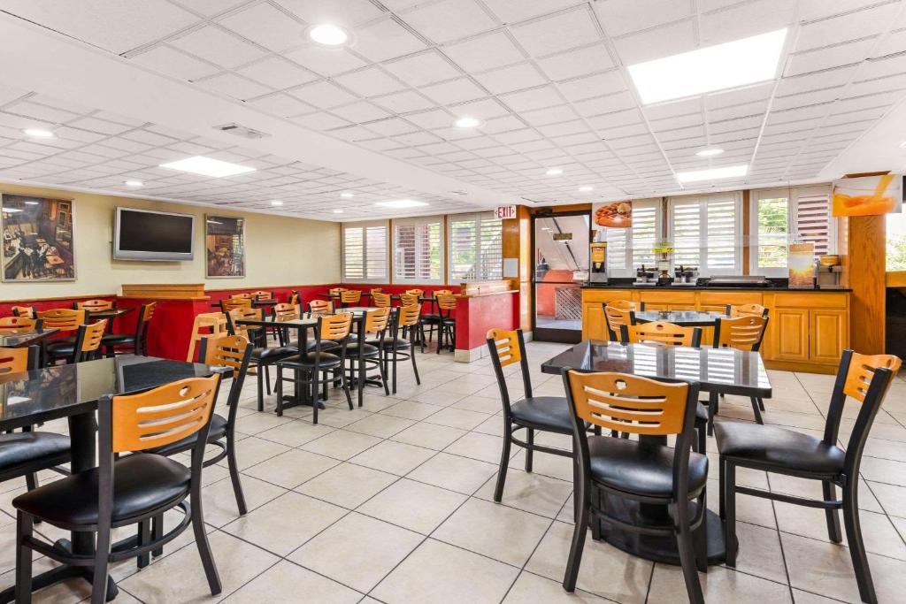 Quality Inn & Suites Orlando Airport photo 4