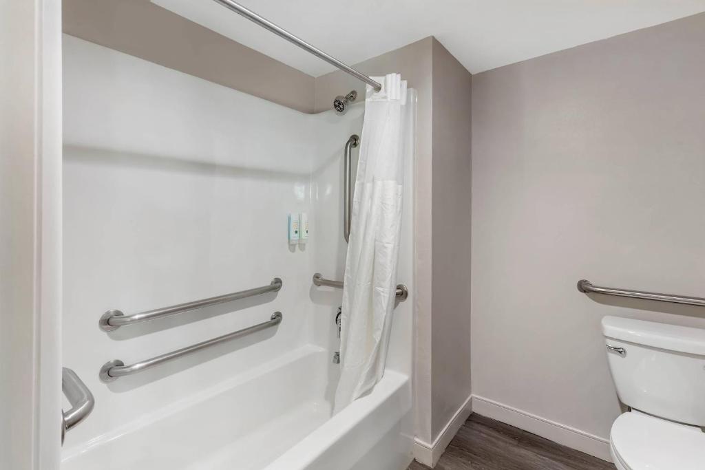 Quality Inn & Suites Raleigh Durham Airport photo 3