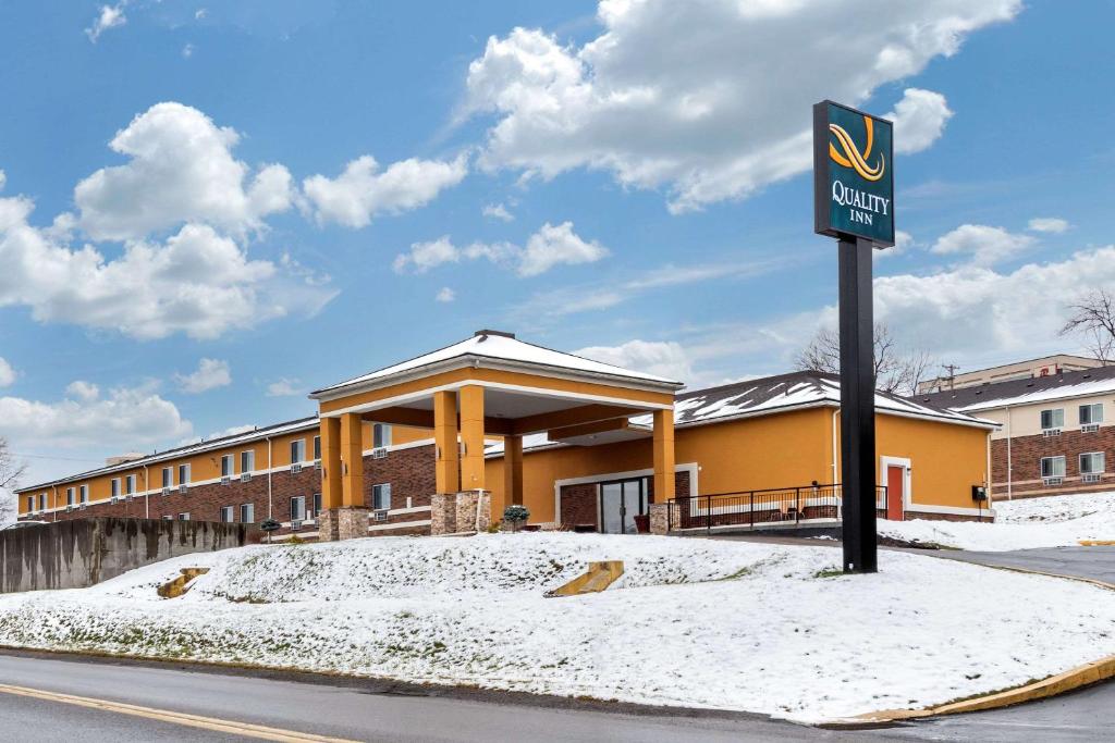 Quality Inn Coraopolis - Pittsburgh Airport, photo 1