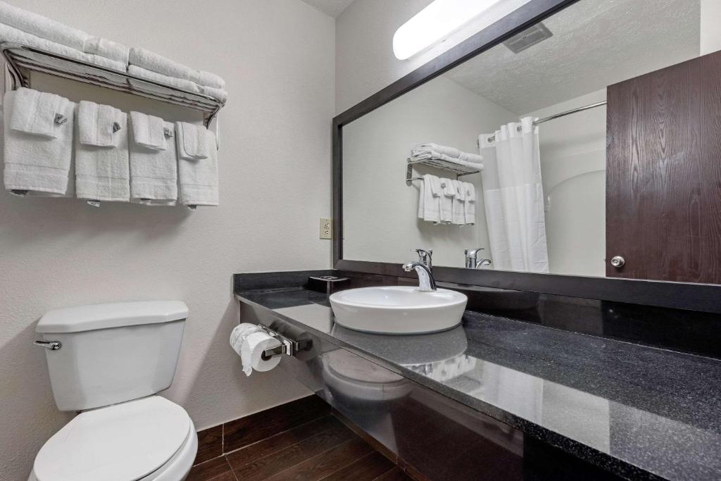 Quality Inn Coraopolis - Pittsburgh Airport photo 3