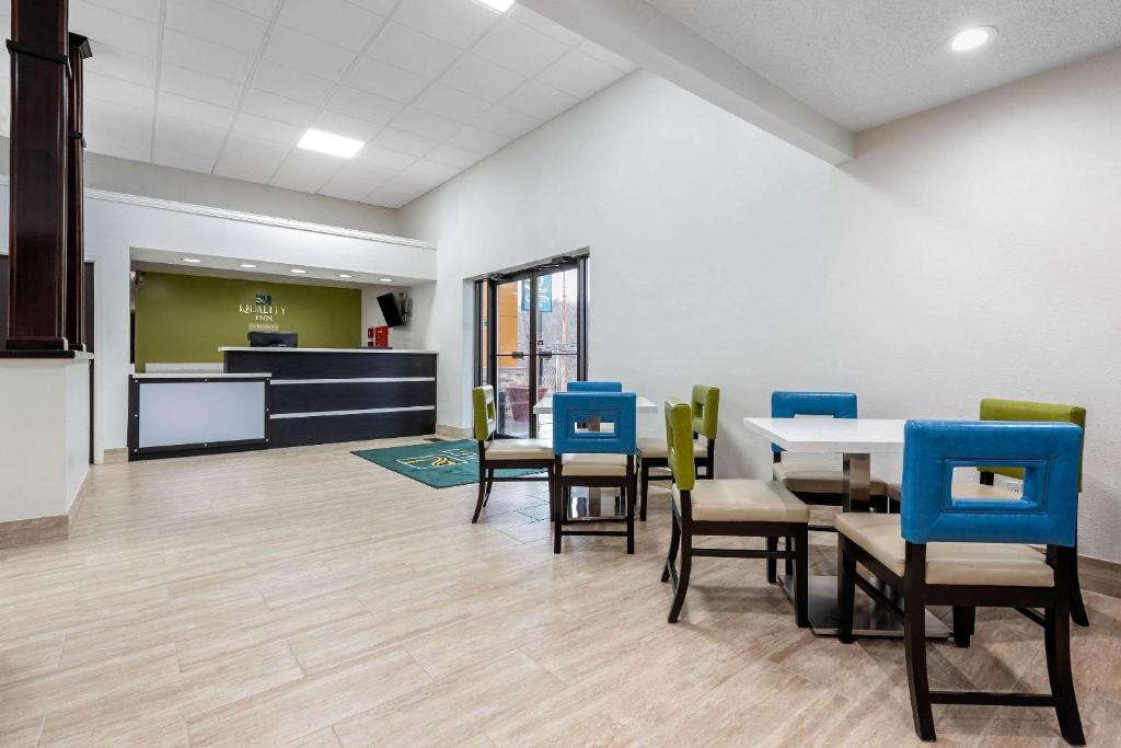 Quality Inn Coraopolis - Pittsburgh Airport photo 4