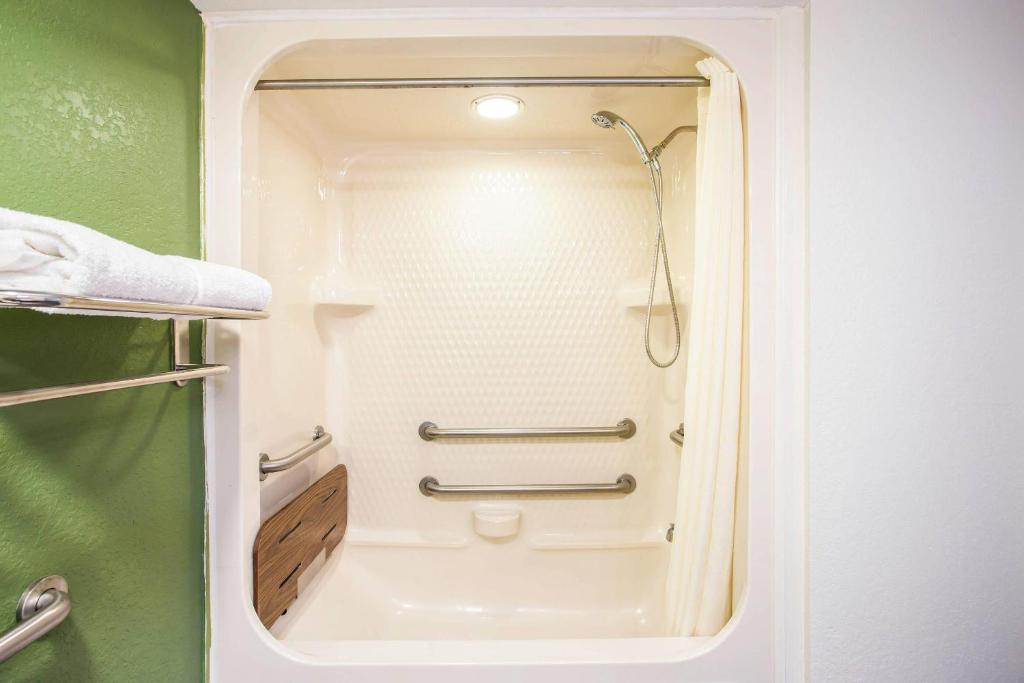 Quality Inn Kansas City International Airport photo 3