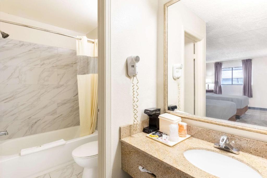 Quality Inn Middleburg Heights near Cleveland Airport photo 3