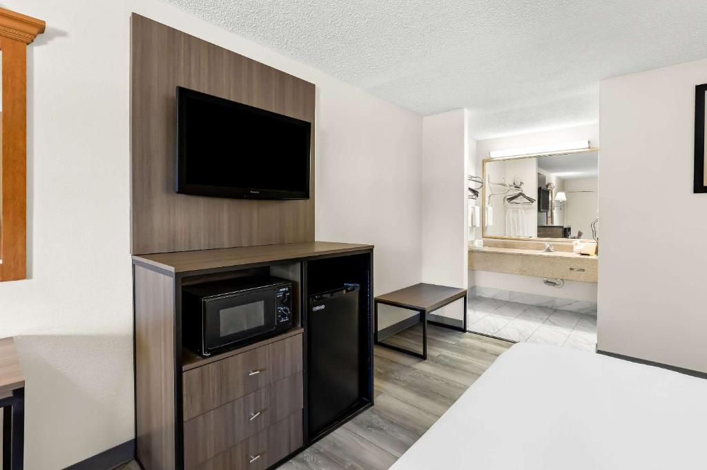 Quality Inn Middleburg Heights near Cleveland Airport photo 4