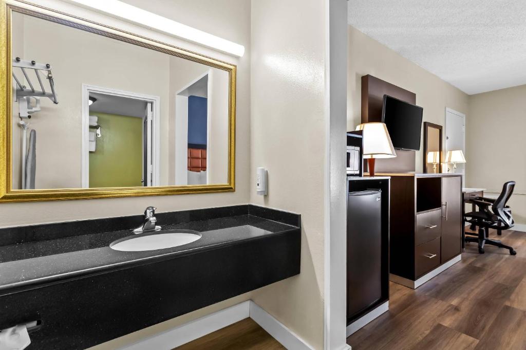 Quality Inn Tampa Airport - Cruise Port photo 3