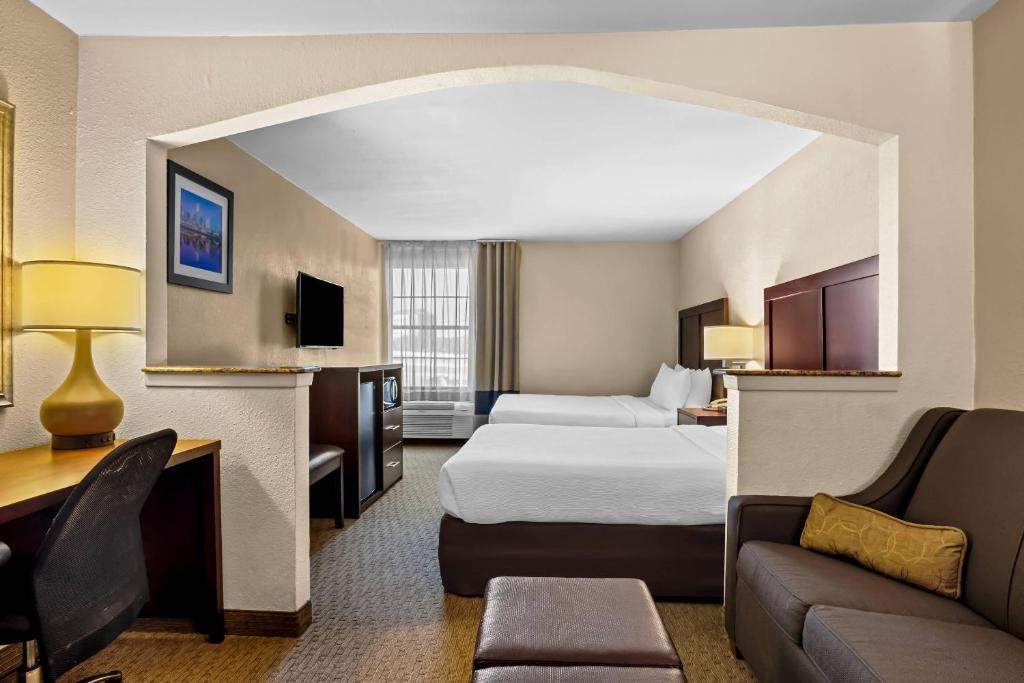 Quality Suites Irving-Las Colinas photo 2