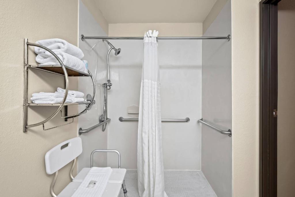 Quality Suites Irving-Las Colinas photo 3