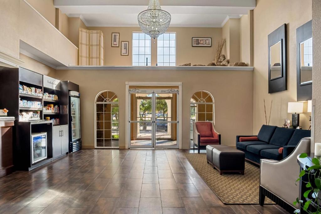Quality Suites Irving-Las Colinas photo 4