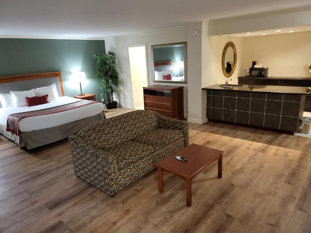 Ramada by Wyndham Houston Intercontinental Airport East photo 2