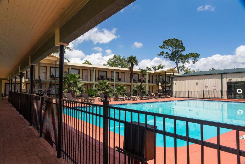 Ramada by Wyndham Houston Intercontinental Airport East photo 4