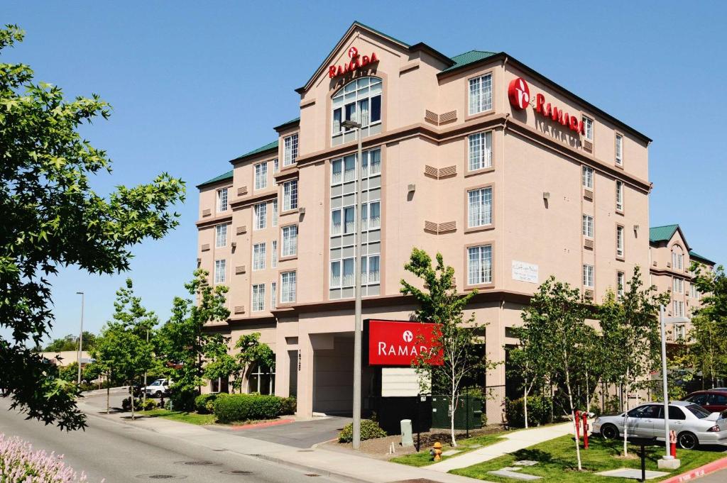 Ramada by Wyndham SeaTac Airport, photo 1
