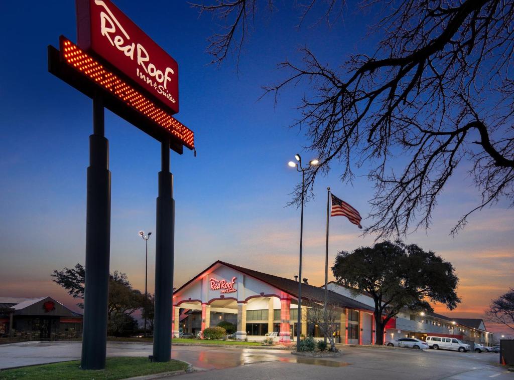 Red Roof Inn & Suites Irving - DFW Airport South, photo 1