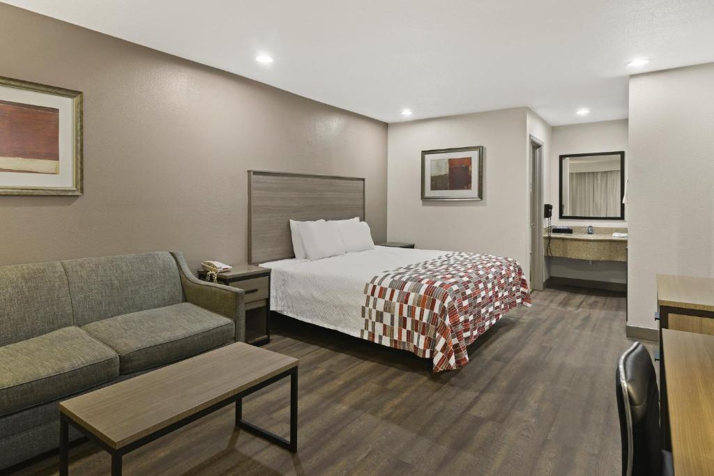 Red Roof Inn & Suites Irving - DFW Airport South photo 2