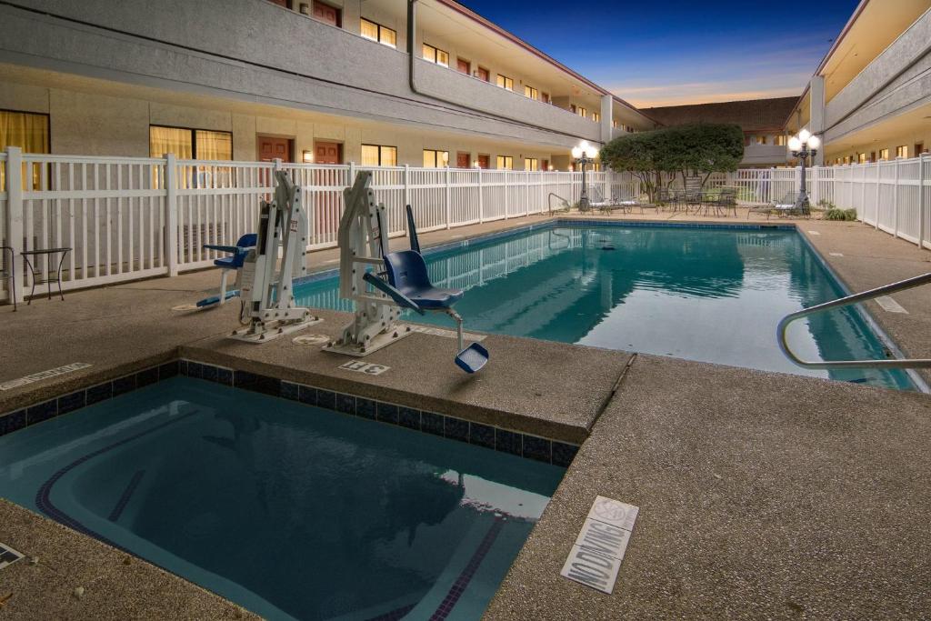 Red Roof Inn & Suites Irving - DFW Airport South photo 3