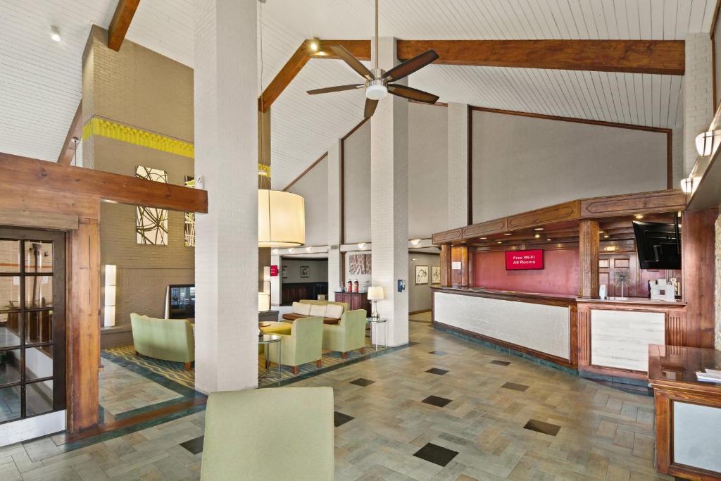 Red Roof Inn & Suites Irving - DFW Airport South photo 4