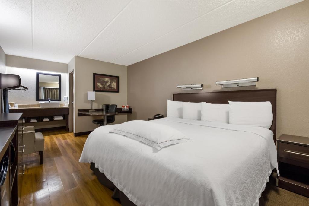 Red Roof Inn PLUS+ Nashville Airport photo 2