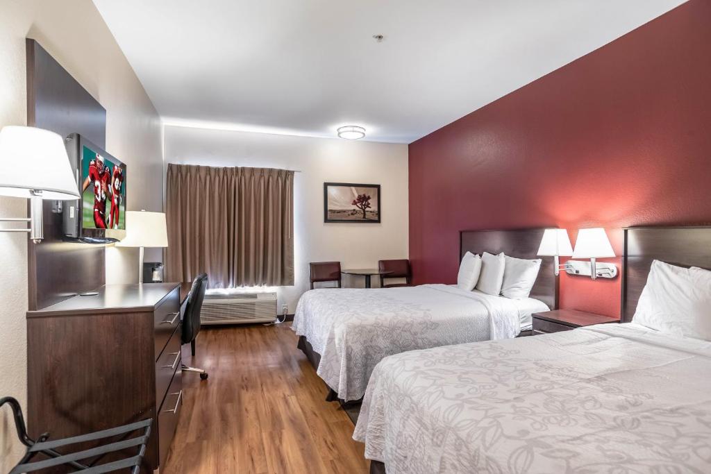 Red Roof Inn PLUS+ Tempe - Phoenix Airport photo 2