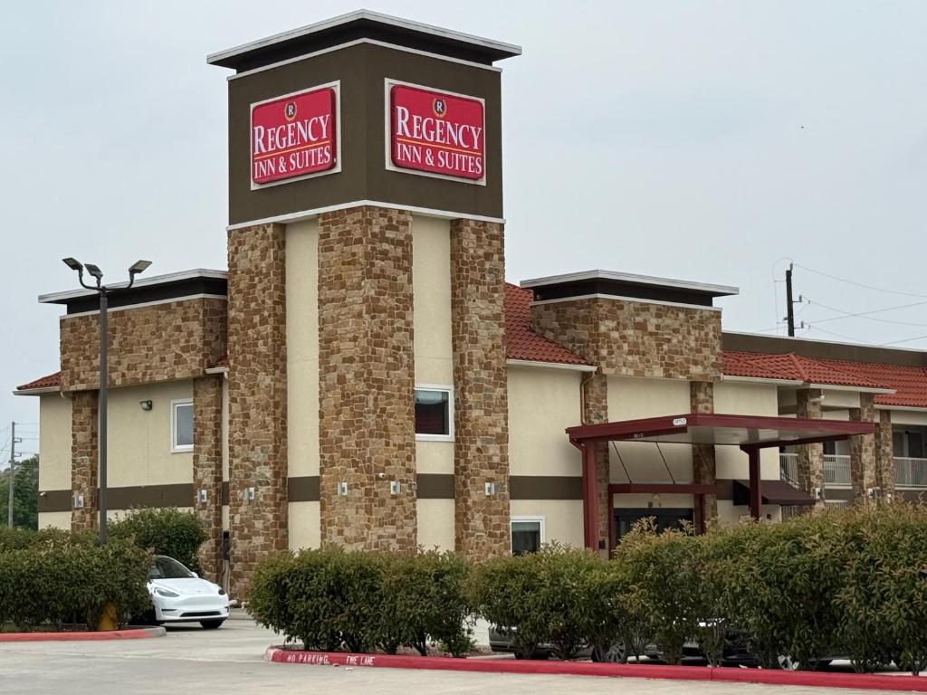 Regency Inn & Suites Humble FM1960 - IAH Airport, photo 1