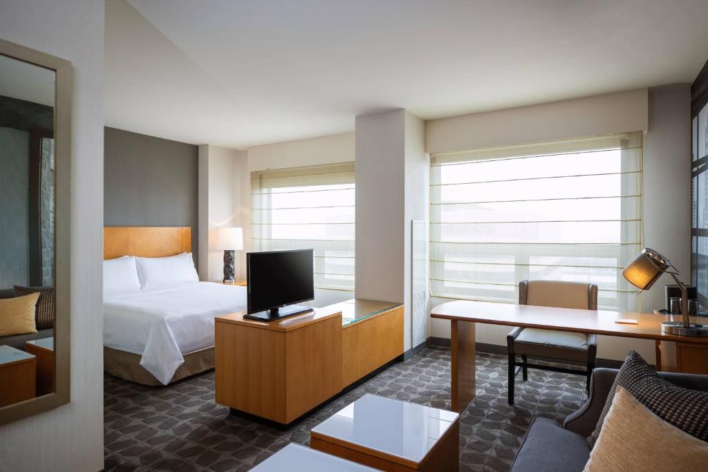 Renaissance Chicago O'Hare Suites Hotel photo 2