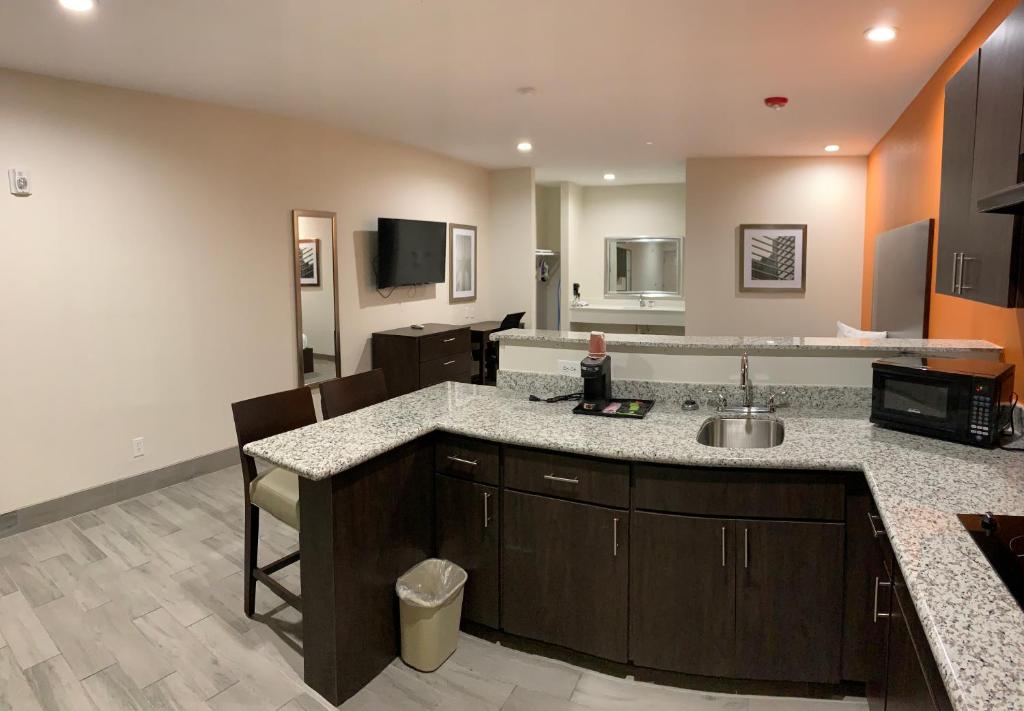 Scottish Inn & Suites - IAH Airport photo 3
