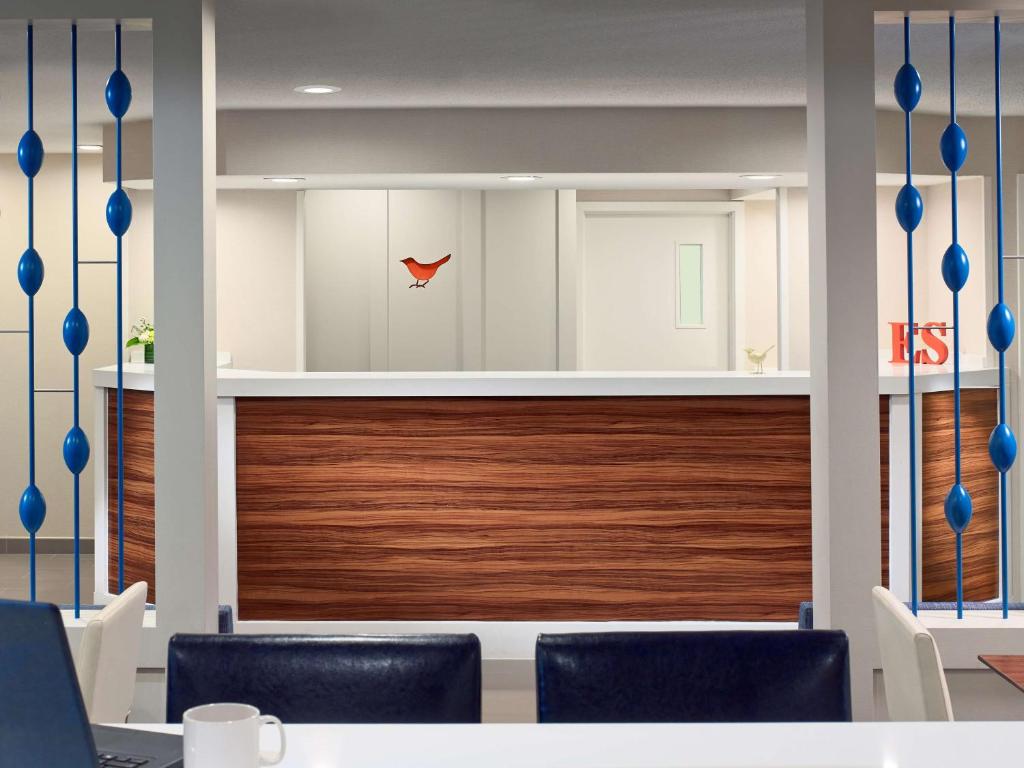 Sonesta Simply Suites Cleveland Airport photo 2