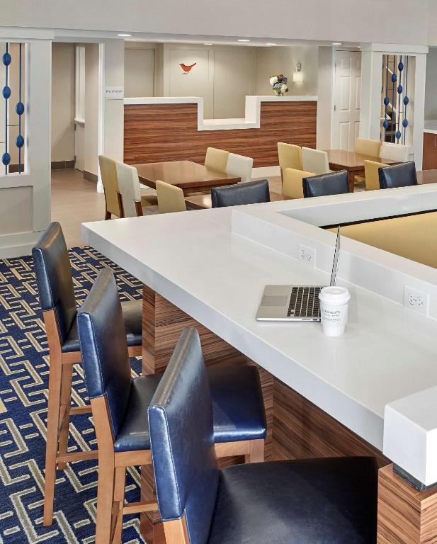 Sonesta Simply Suites Cleveland Airport photo 4