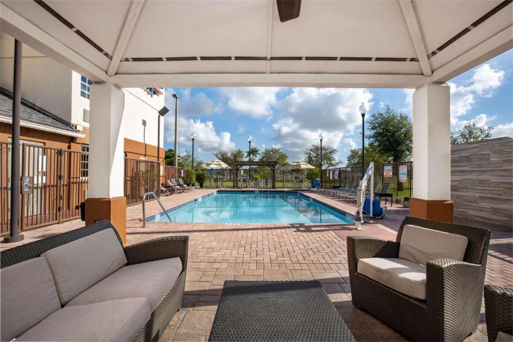 Sonesta Simply Suites Miami Airport Doral photo 3