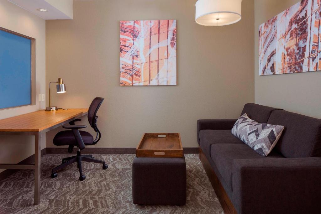 SpringHill Suites St. Louis Airport/Earth City photo 2