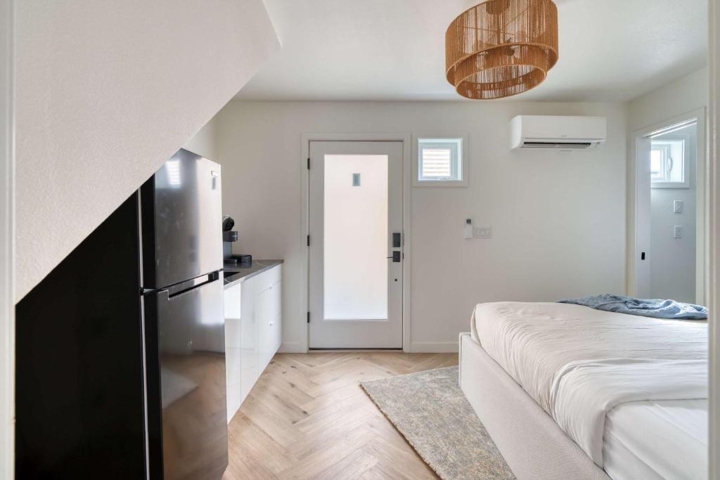 Stay Portland - Alberta Arts District Hideaway - Stylish Studio photo 4