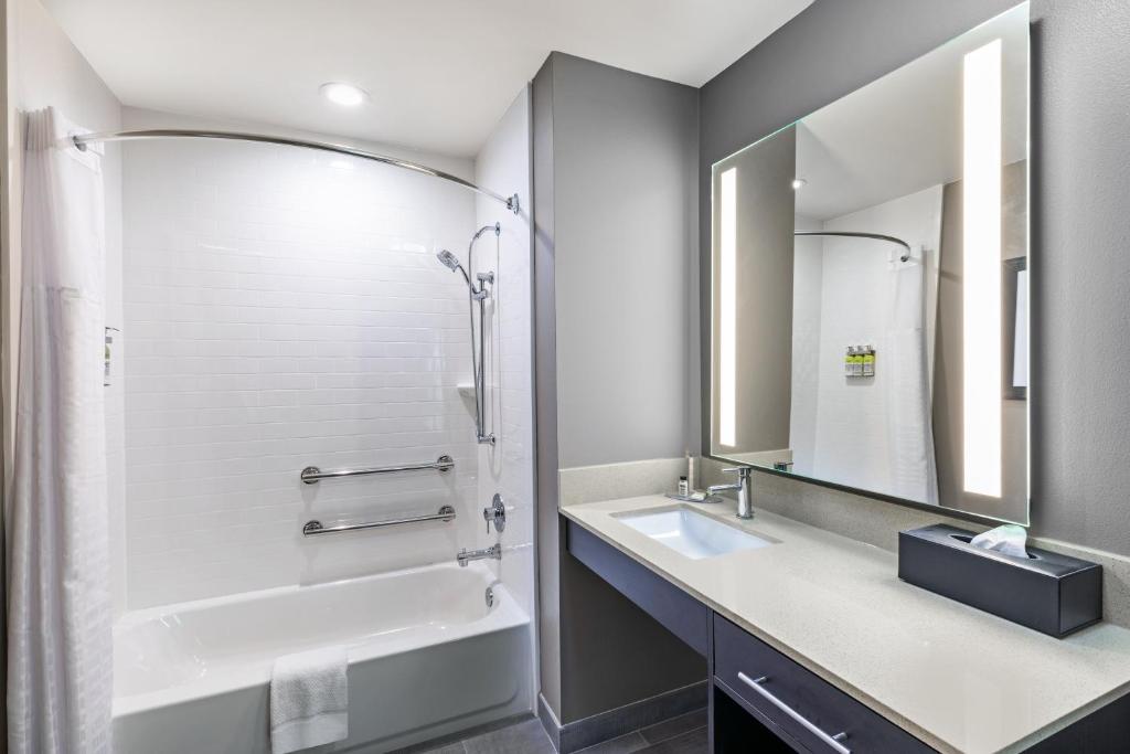 Staybridge Suites - Houston IAH Airport East by IHG photo 3