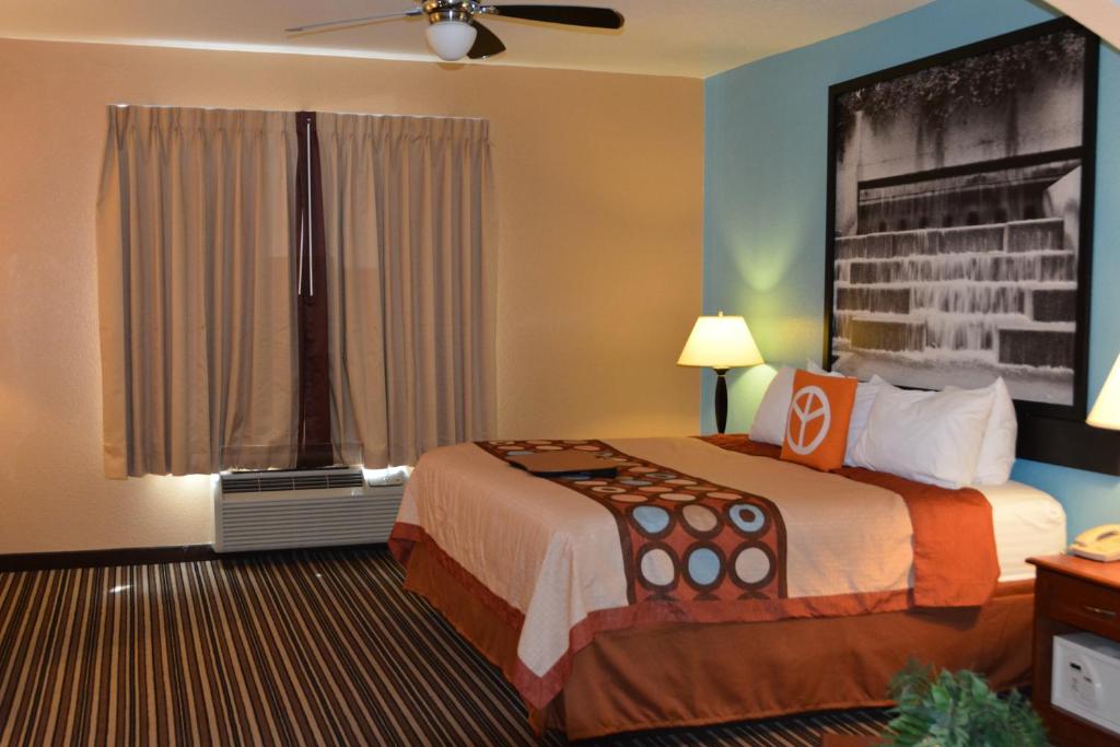 Super 8 by Wyndham Austin/Airport South photo 2