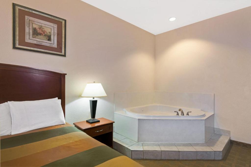 Super 8 by Wyndham Austin/Airport South photo 3