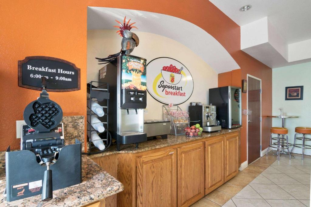 Super 8 by Wyndham Austin/Airport South photo 4