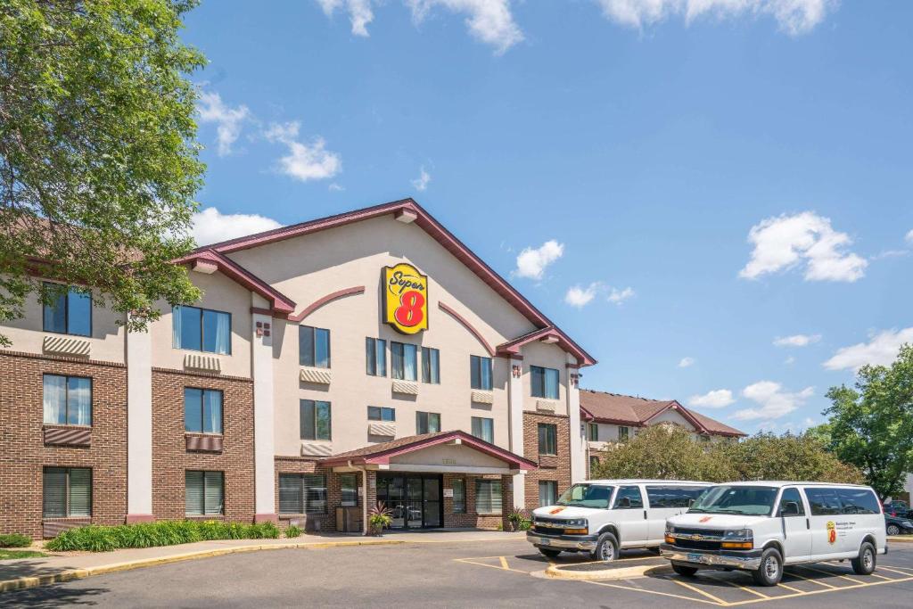 Super 8 by Wyndham Bloomington/Airport, photo 1